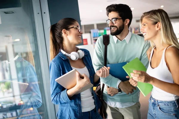 Gymnasiasten Oder Studenten Die Gemeinsam Lernen Und Lesen Bildungskonzepte — Stockfoto