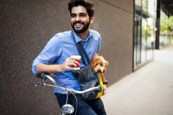 Όμορφος Νέος Άνθρωπος Κάθεται Ποδήλατο Και Κρατώντας Κούπα Καφέ Στο — Φωτογραφία Αρχείου