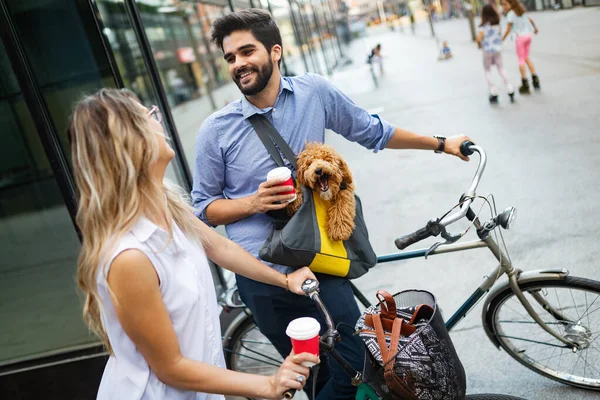 Femme Attrayante Bel Homme Passer Temps Avec Chien Vélos — Photo