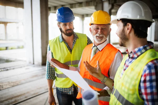 Discussão Engenheiros Construção Com Arquitetos Canteiro Obras Canteiro Obras — Fotografia de Stock