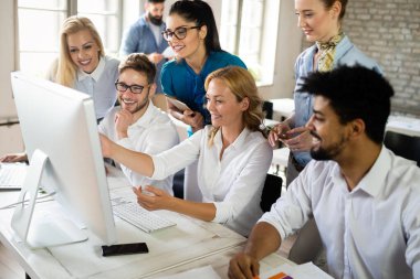 Bir grup genç iş adamı ve tasarımcı. Yeni proje üzerinde çalışıyorlar. Başlangıç konsepti..