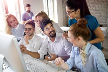 Modern ofisteki mutlu yaratıcı takım. İş, girişim, tasarım, insanlar ve takım çalışması kavramı