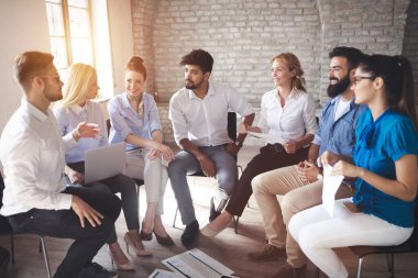 Genç girişimci ofiste yeni bir girişim projesiyle çalışıyor. Takım çalışması süreci.