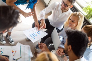 Modern ofisteki mutlu yaratıcı takım. İş, girişim, tasarım, insanlar ve takım çalışması kavramı