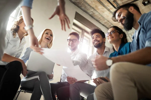 Groep Van Jonge Zakelijke Professionals Heeft Een Vergadering Diverse Groep — Stockfoto