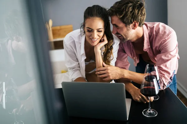 Glimlachend Gelukkig Paar Met Laptop Thuis — Stockfoto