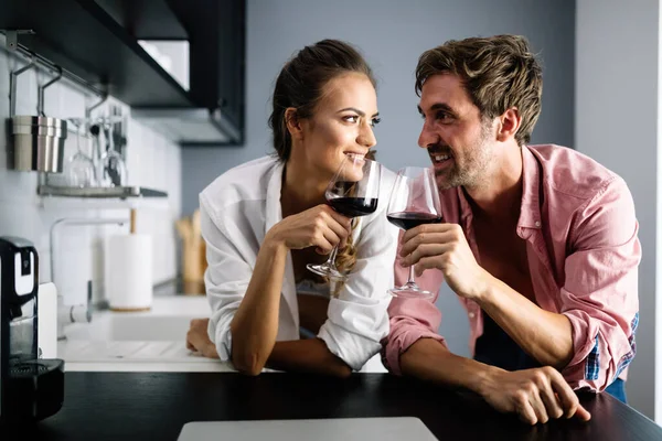 Jong Koppel Ontspannen Thuis Met Laptop Liefde Geluk Technologie Mensen — Stockfoto