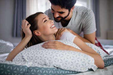 Neşeli genç mutlu çift evde masaj yapma