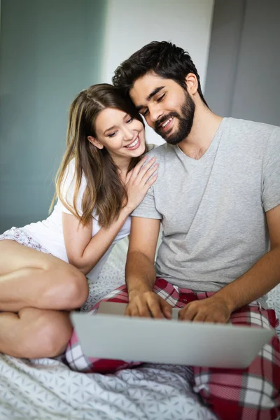 Genç Çift Yatakta Dizüstü Bilgisayar Ile Rahatlatıcı Aşk Mutluluk Teknoloji — Stok fotoğraf