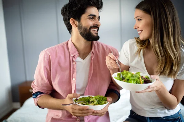 Bella Giovane Coppia Giocoso Mangiare Insalata Insieme — Foto Stock