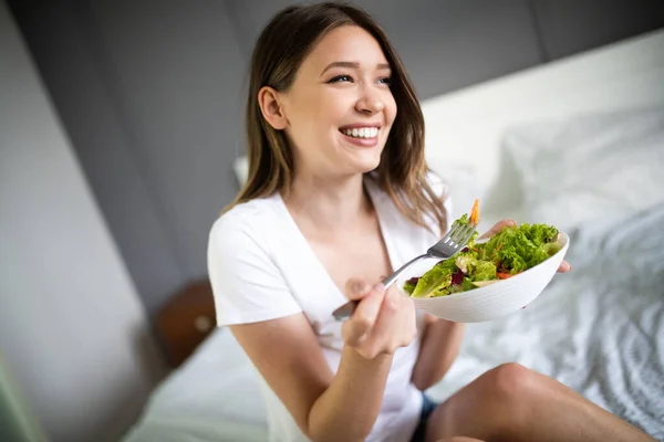 Mulher Comendo Salada Saudável Depois Trabalhar Casa — Fotografia de Stock