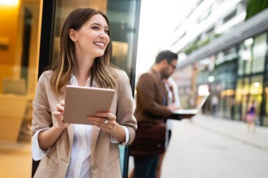 Genç iş adamlarına dışarıda çalışırken, beyin fırtınası yaparken bakın. Teknoloji konsepti
