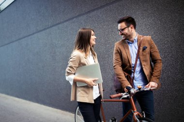 Mutlu sevgi dolu çift yürüyüş, şehirde eğlenmek gülümseyerek