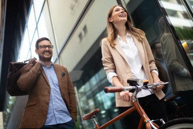 Şehirde konuşan gülümseyen iş adamlarının portresi.