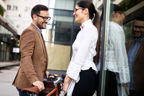 Προβολή Νέους Χαρούμενους Επιχειρηματίες Μιλώντας Και Χαμογελώντας Εξωτερικούς Χώρους — Φωτογραφία Αρχείου