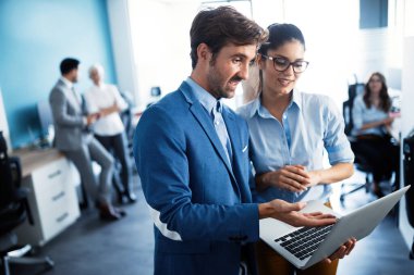 Bir yazılım geliştirme şirketinde çalışan programcılar
