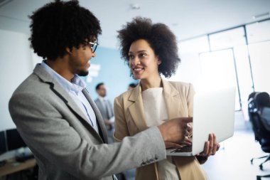 Ofiste çalışan ve beyin fırtınası yapan mutlu iş adamları