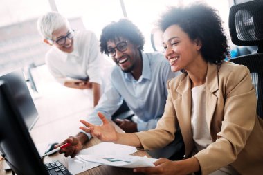 Ofisteki insanlardan oluşan başarılı bir iş grubu.