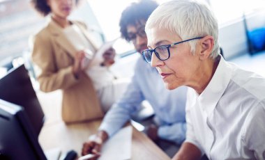 Ofisteki iş projesinde çalışan yaratıcı iş adamları