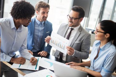 İş adamları tarafından ofiste iş toplantısı ve ekip çalışması