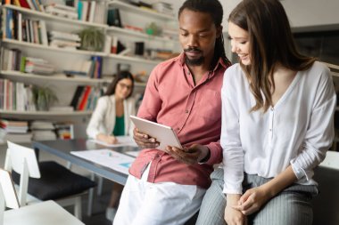 Modern ofiste iş projesi üzerinde çalışan yaratıcı iş adamları