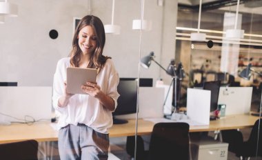 CEO sahibi şirket çalışanı portresi, muhtemelen finans, muhasebeci, avukat, yönetici