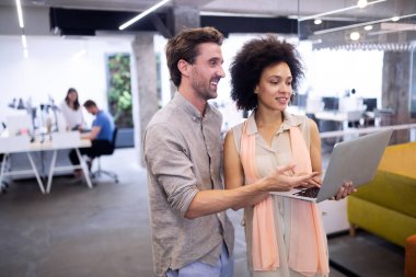 Modern ofiste çalışan iş adamlarının işbirliği ve analizi