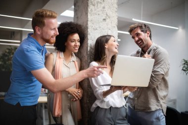 Bir yazılım geliştirme şirketinde çalışan programcılar