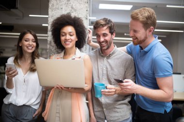 Modern bilişim şirketinde işbirliği yapan programcılar uygulama geliştiriyor