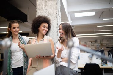 Ofisteki iş projesinde çalışan yaratıcı iş adamları