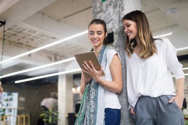 İş adamları ofiste iyi bir takım çalışmasıyla tanışıyor. Takım çalışması başarılı iş yeri stratejisi kavramı.