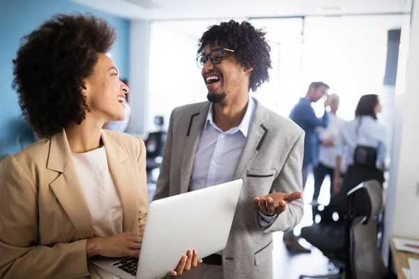 Glada Affärsmän Som Arbetar Och Brainstorming Kontoret — Stockfoto