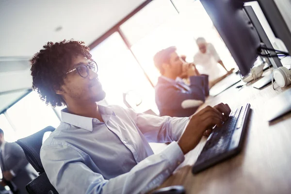 Programmierer Arbeiten Einem Büro Für Softwareentwicklung — Stockfoto