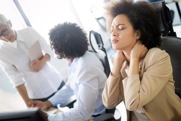 Jeune Femme Affaires Noire Ayant Stress Douleur Dans Bureau — Photo