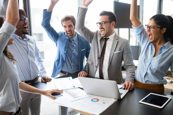 Gente Negocios Feliz Celebrando Éxito Empresa Moderna —  Fotos de Stock