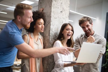 Ofiste tabletle çalışan genç siyahi kadın.