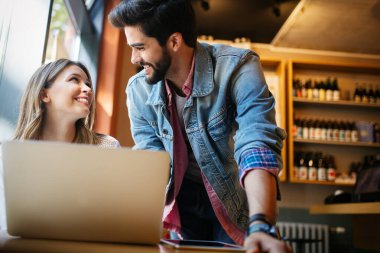 Cafe 'de Laptop bakarak mutlu çift eğlenmek