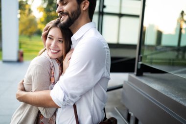 Aşık genç çift birbirlerine açık havada sarılmak