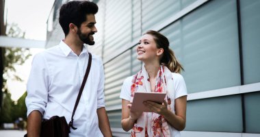 Seyahat, tatil, teknoloji ve dostluk konsepti. Şehirde tablet ile gülümseyen mutlu çift