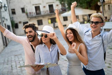 Şehirde gezi genç mutlu turist arkadaşlar