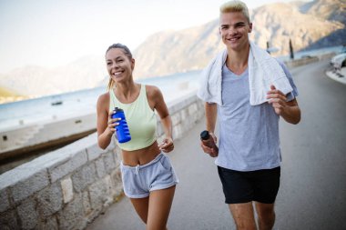 Genç mutlu açık çalışan insanlar çift yerleştirmek