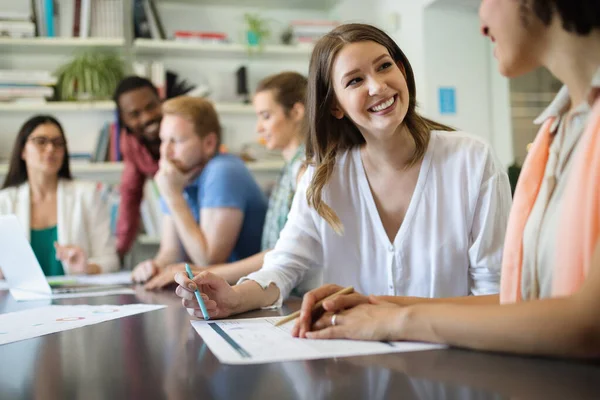 Groep Zakenmensen Die Samen Met Collega Kantoor Werken Communiceren — Stockfoto