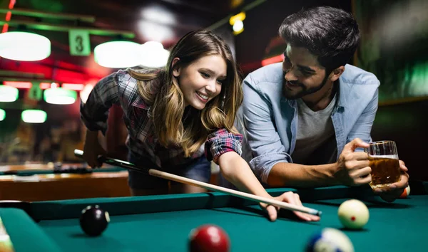 Feliz Casal Amoroso Jovem Feliz Jogando Snooker Com Sua Namorada — Fotografia de Stock