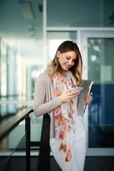 Beautiful Happy Young Woman Messaging Smartphone Social Network Concept — Stock Photo, Image