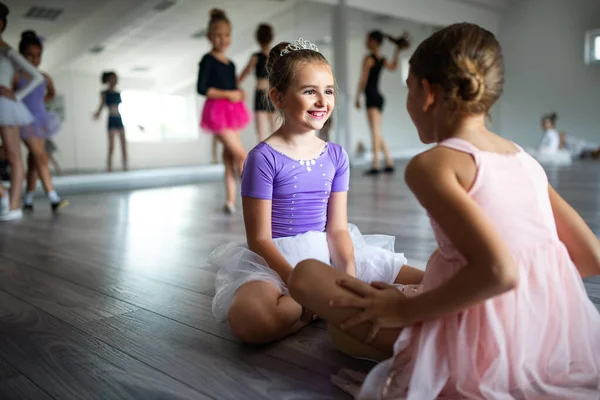 Groupe Petites Ballerines Forme Faisant Des Exercices École Danse — Photo