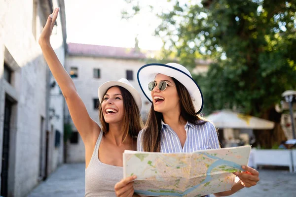 Młodzi Turyści Szczęśliwe Kobiety Zwiedzanie Miasta — Zdjęcie stockowe