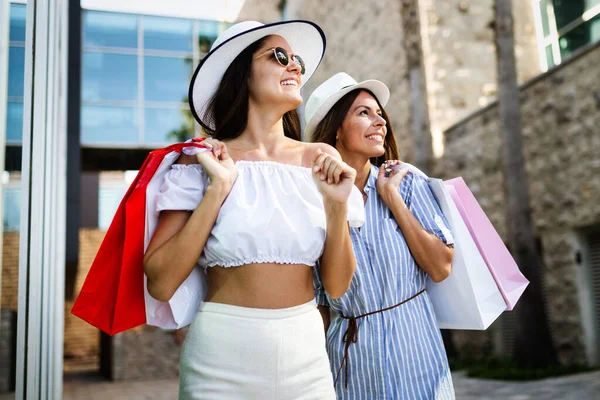 Glückliche Freundinnen Beim Einkaufen Und Auf Reisen Urlaub — Stockfoto