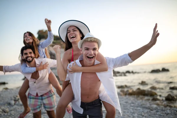 Ομάδα Φίλων Που Διασκεδάζουν Στην Παραλία Κατά Διάρκεια Των Διακοπών — Φωτογραφία Αρχείου