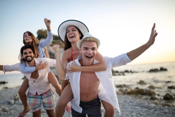 Grupo Amigos Divertindo Praia Durante Férias — Fotografia de Stock