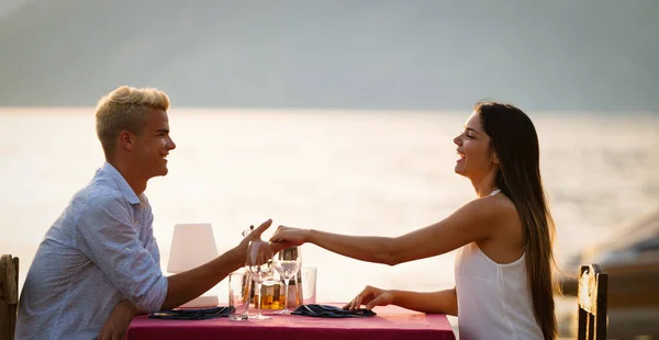 Pareja Joven Compartiendo Romántica Cena Atardecer Playa — Foto de Stock